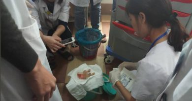 Vụ chém đứt rời tay tài xế taxi: Cha bị đánh gãy răng, con vác dao đi trả thù